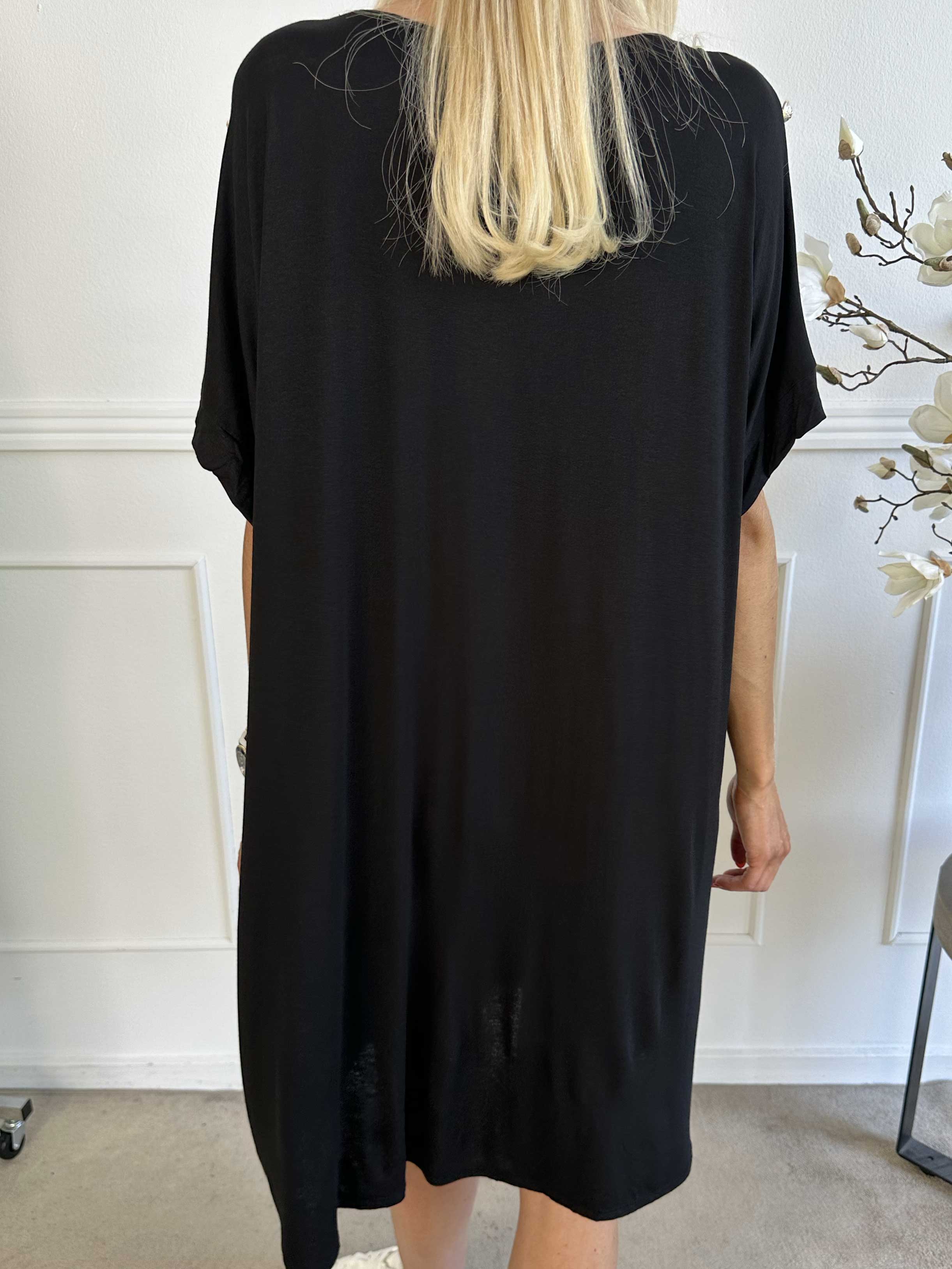 Alli - Söt t-shirtklänning med knappdetalj på axeln